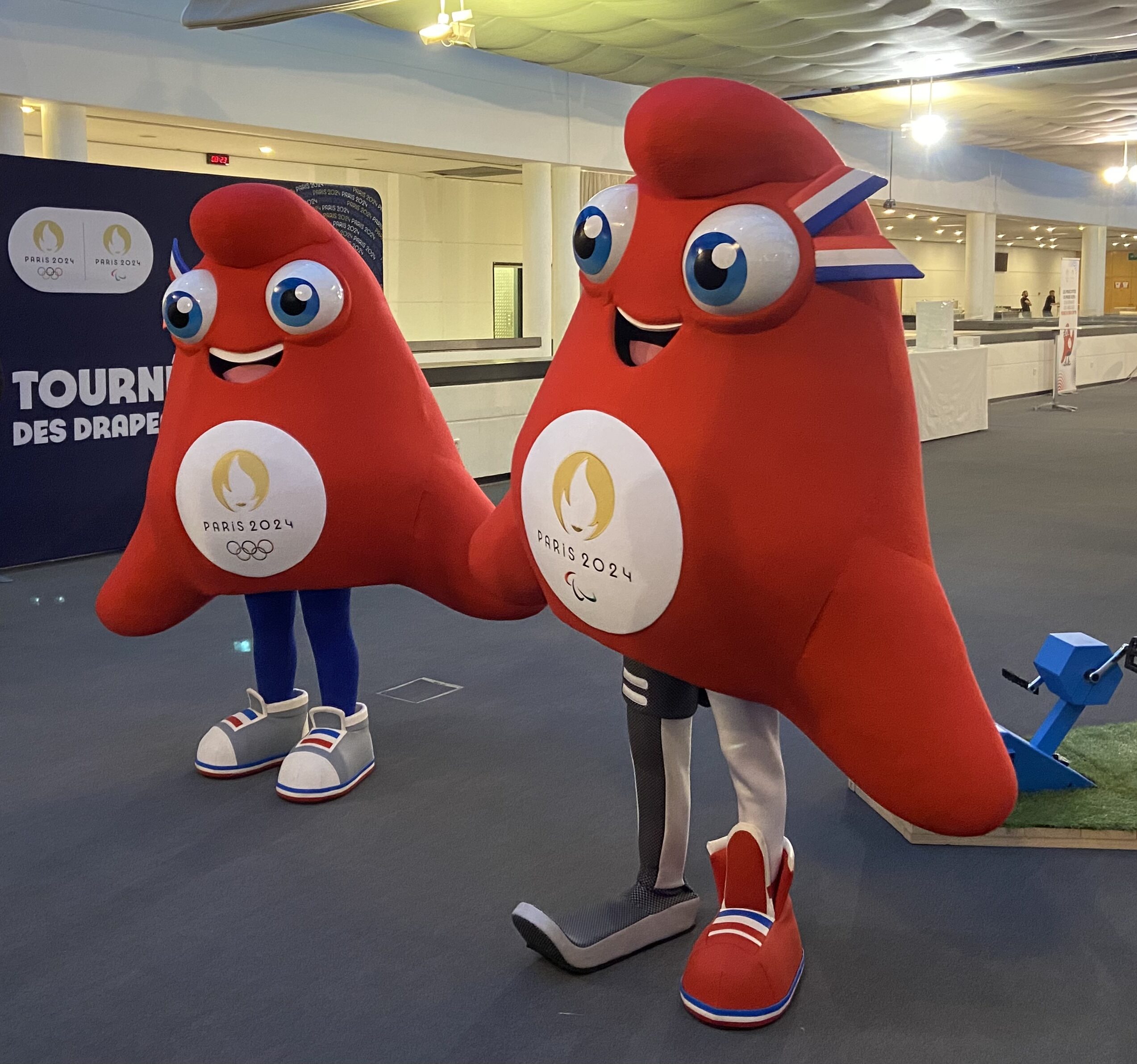 CDOS 30 les 2 mascottes des Jeux de Paris 2024, en forme de bonnet phrygien.